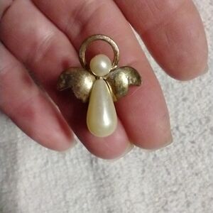Faux pearl angel pin approx. 1 inch long